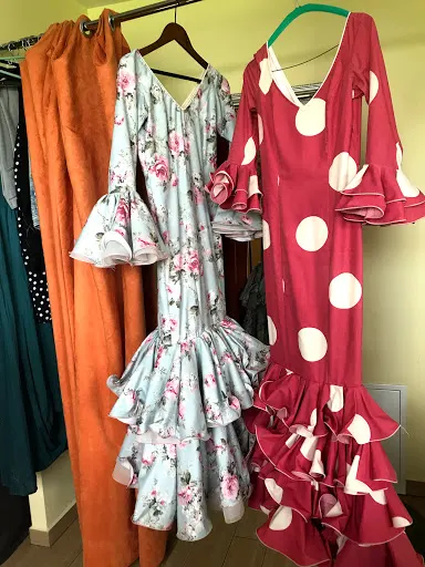 Pracownia krawiecka. Przeróbki garniturów, płaszczy, mundurów i sukien ślubnych i innej odzieży oraz naprawa odzieży.